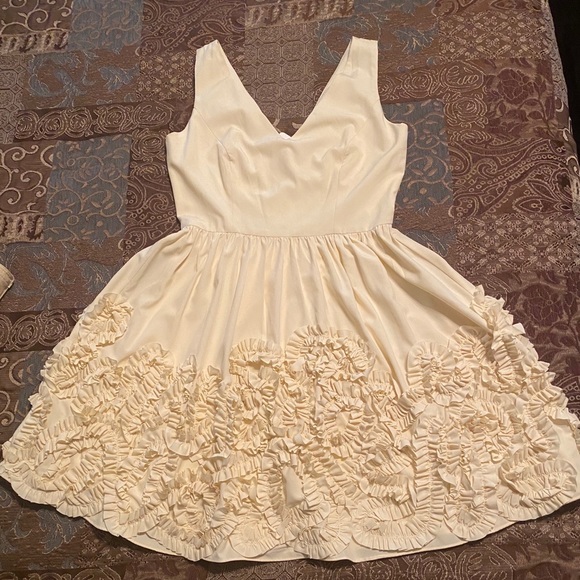 Beautiful Cream Color Dress - Picture 1 of 4